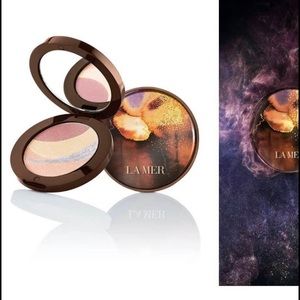 La Mer Illuminating Powder
Gorgeous highlighter